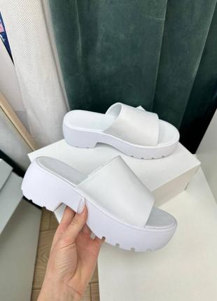 Белые кожаные шлепанцы на массивной подошве по стилю зара