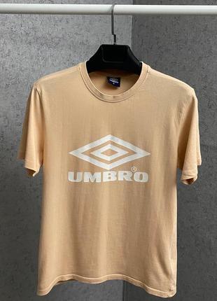 Персиковая футболка от бренда umbro