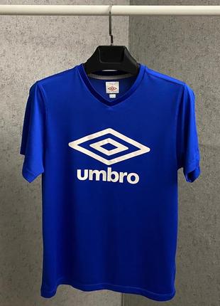 Синяя футболка от бренда umbro
