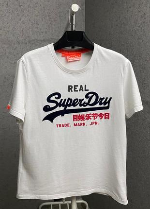 Белая футболка от бренда superdry