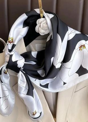 Сатинова жіноча шаль палантин шарф чорна біла в квітиграфічний принт штучний шовк