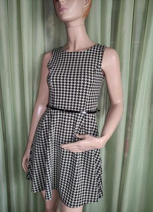 Платье теплое черно- белого цвета, принт " гусиная лапка"