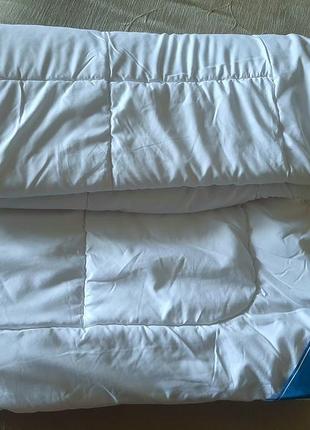 Одеяло демисезонное 
пухлая и легкая 
 размер : 135×200см