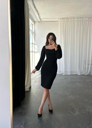 Базовое приталенное черное платье меди с оборками на плечах облегающее
