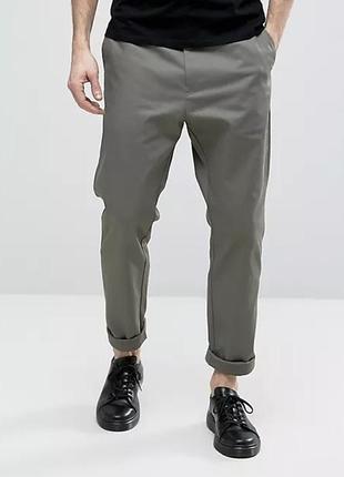 Прямые брюки чинос хаки weekday forest chino khaki green