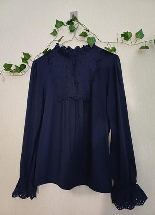 Темно-синя блузка з рюшками