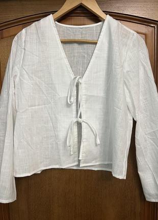 Біла лляна блузка з завʼязками