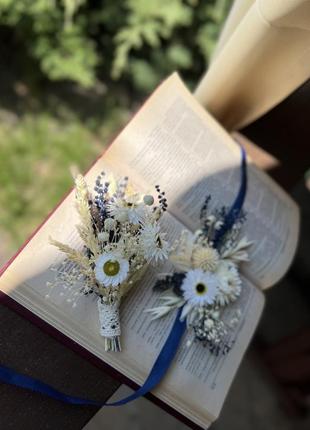 Набір весільний: бутоньєрка та браслет з ромашками у синіх та натуральних тонах