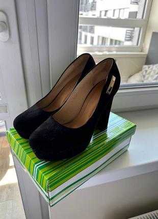 Чорні замшеві зручні туфлі 37 розмір