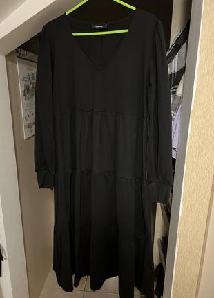 Чорна сукня міді