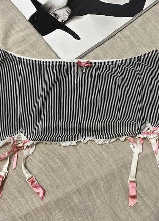 Ann summers оригинальный пояс для чулок в полоску