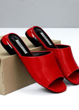 Яркие красные шлепанцы на низком каблуке современный дизайн доступная цена