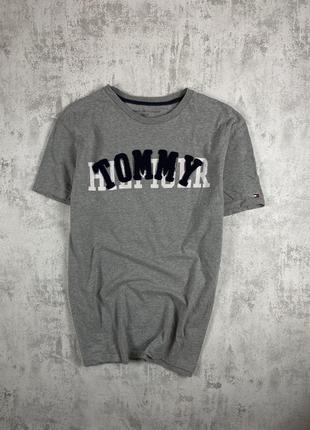 Серая футболка tommy hilfiger с плюшевым 3d принтом: уникальный стиль и комфорт