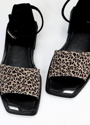 Черные замшевые леопардовые босоножки на шлейке, закрытая пятка, квадратный носок