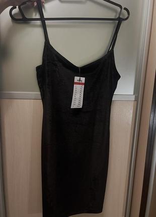 Черное базовое велюровое мини платье