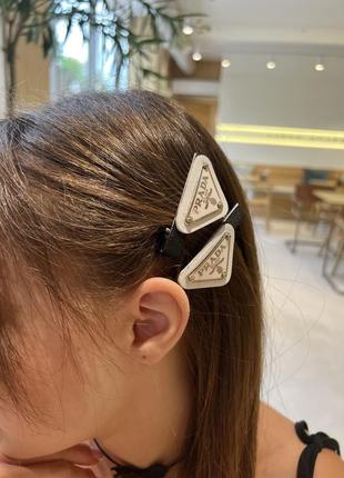 Заколка невидимка с логотипом белого цвета