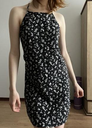 Черное летнее платье с цветочным принтом xs