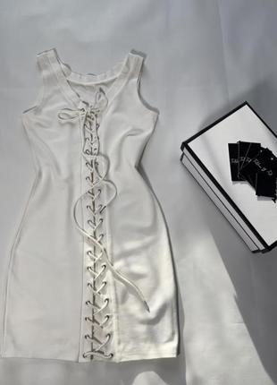 Біла сукня на завʼязках