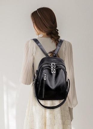 Мінімалістичний рюкзачок з великою кількістю кишень і можливістю використовувати як сумку