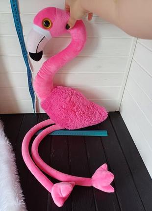 Большой огромный розовый фламинго