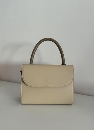 Стильна бежева сумка з ремінцем