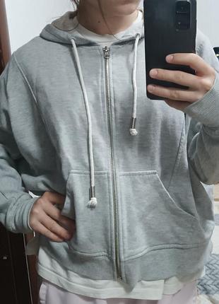 Серая кофта с молнией кроя летучей мыши, очень красивая