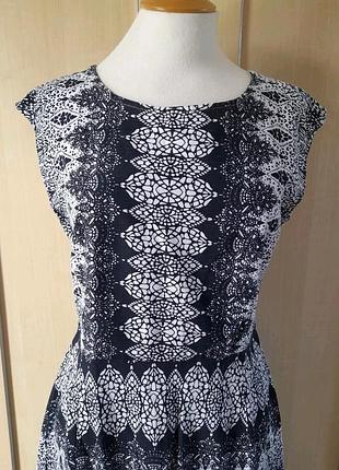 Стильное платье/ платье абстрактный принт с имитацией сетевая. maine new england. англия.