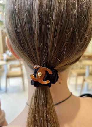 Резинка для волос с логотипом черного цвета