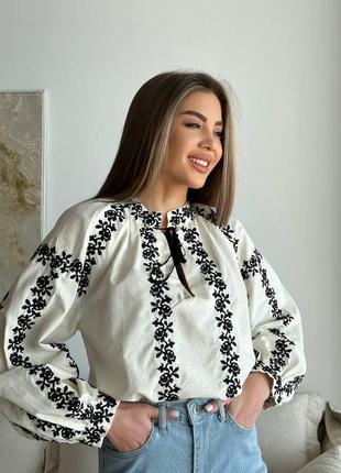 Женская блуза вышиванка с цветочным орнаментом