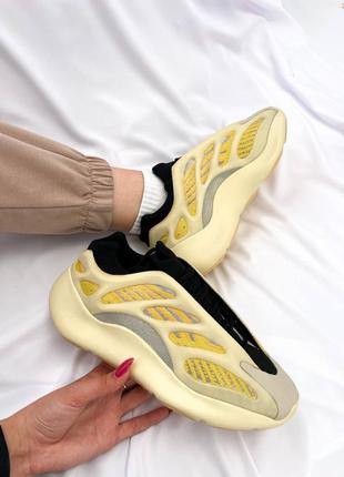 Крутые женские и мужские кроссовки adidas yeezy boost 700 v3 safflower жёлтые