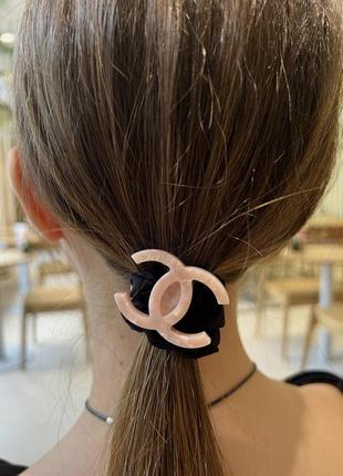 Резинка для волос с логотипом черного цвета