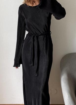 Гофрированное черное платье макси