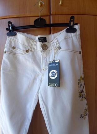 Білі жіночі прямі джинси gucci з квітковим принтом.