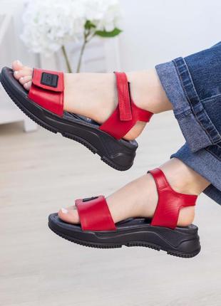 Женские кожаные босоножки красного цвета