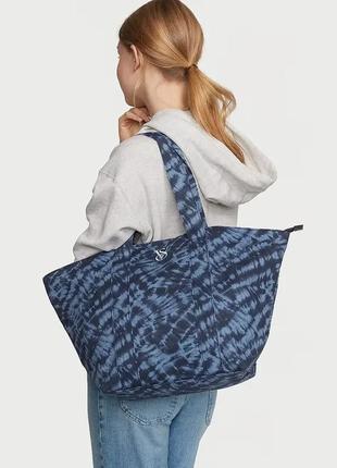 Сумка шоппер victoria's secret tie-dye tote bag, синя з логотипом