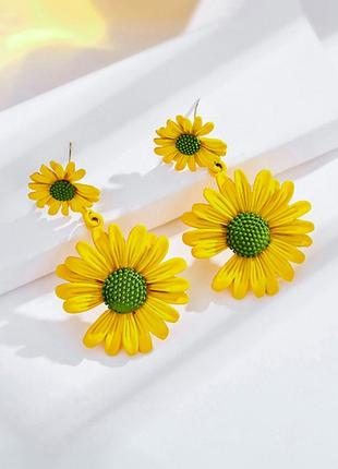 Корейские серьги женские гвоздики в стиле бохо в форме цветка ромашка желтая с веточкой металлические 4.3 см