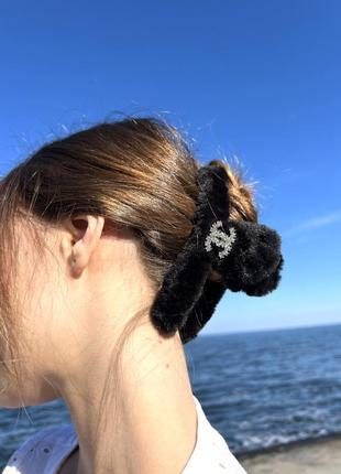 Заколка краб с логотипом черного цвета