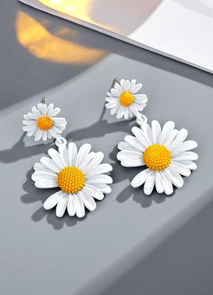 Корейські сережки жіночі гвоздики в стилі бохо у формі квітки ромашка біла з гілочкою металеві 4.3 см