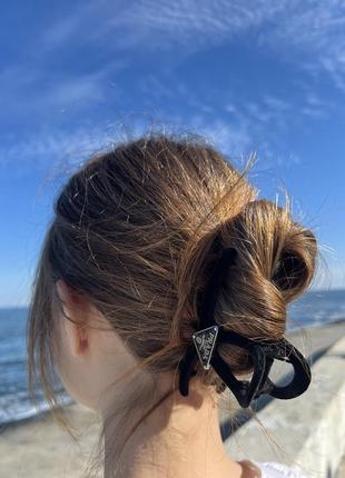 Заколка краб с логотипом черного цвета