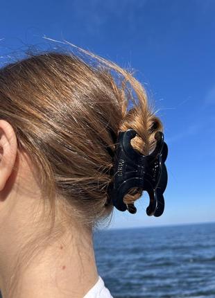 Шпилька краб із логотипом чорного кольору