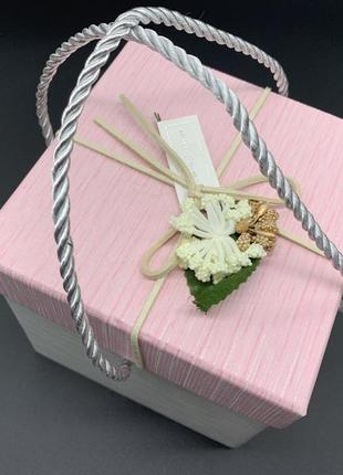 Коробка подарункова з квіточкою і ручками. колір рожевий. 13х13х13см.2 фото