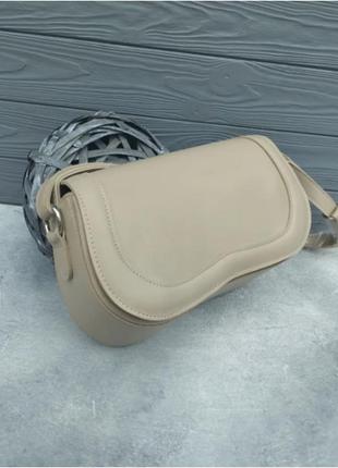 Женская сумка кросс-боди 24*15 см с клапаном на магните из эко кожи бежевая