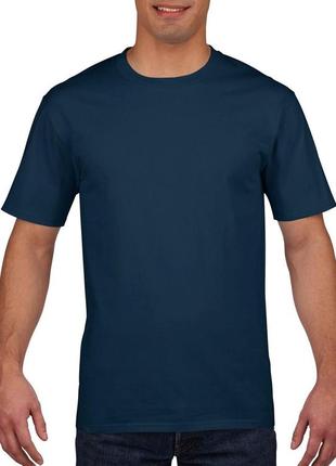 Темно-синяя футболка premium cotton 185, gildan. в наличии цвета и размеры. разм