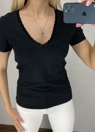Черная футболка с вырезом и кружевом. mohito. размер xs.