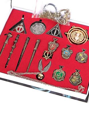 Подарочный набор атрибутики из мира гарри поттера. волшебные палочки, медальоны, кулоны гарри поттер