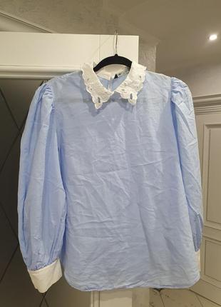 Красива блуза сорочка блакитного кольору з ажурними коміром zara