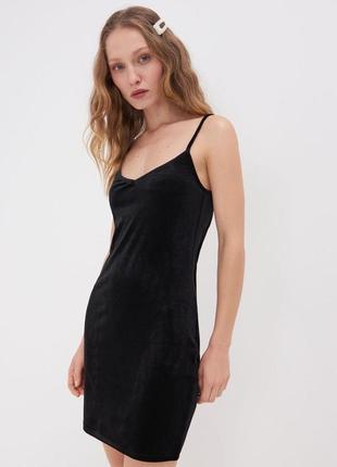 Черное базовое велюровое мини платье
