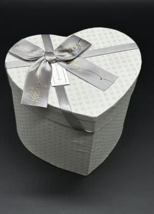 Коробка подарункова з ручками і бантиком. серце. колір сірий. 15х12х12см.1 фото