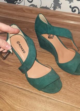 Продам босоножки