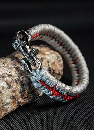 Паракордовый браслет fishtail с оплетением колючая проволока на застежке череп ворона, брелок в подарок